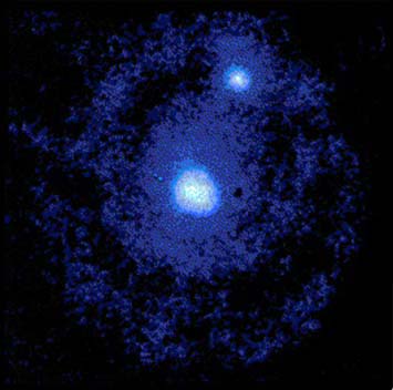 תצלום טלסקופ בו נראים פלוטו וירחו - כארון